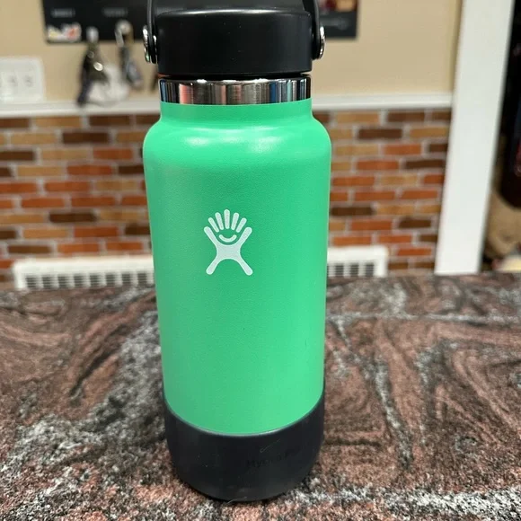 Spearmint HydroFlask 32oz with black flex boot - Picture 1 of 7